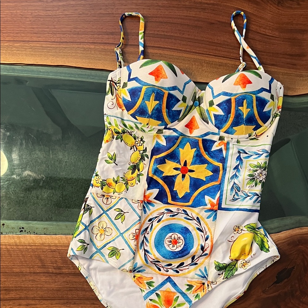 Women’s One-Piece Swim Swimsuit in White Multi-Color Tile Print W/Coverup.